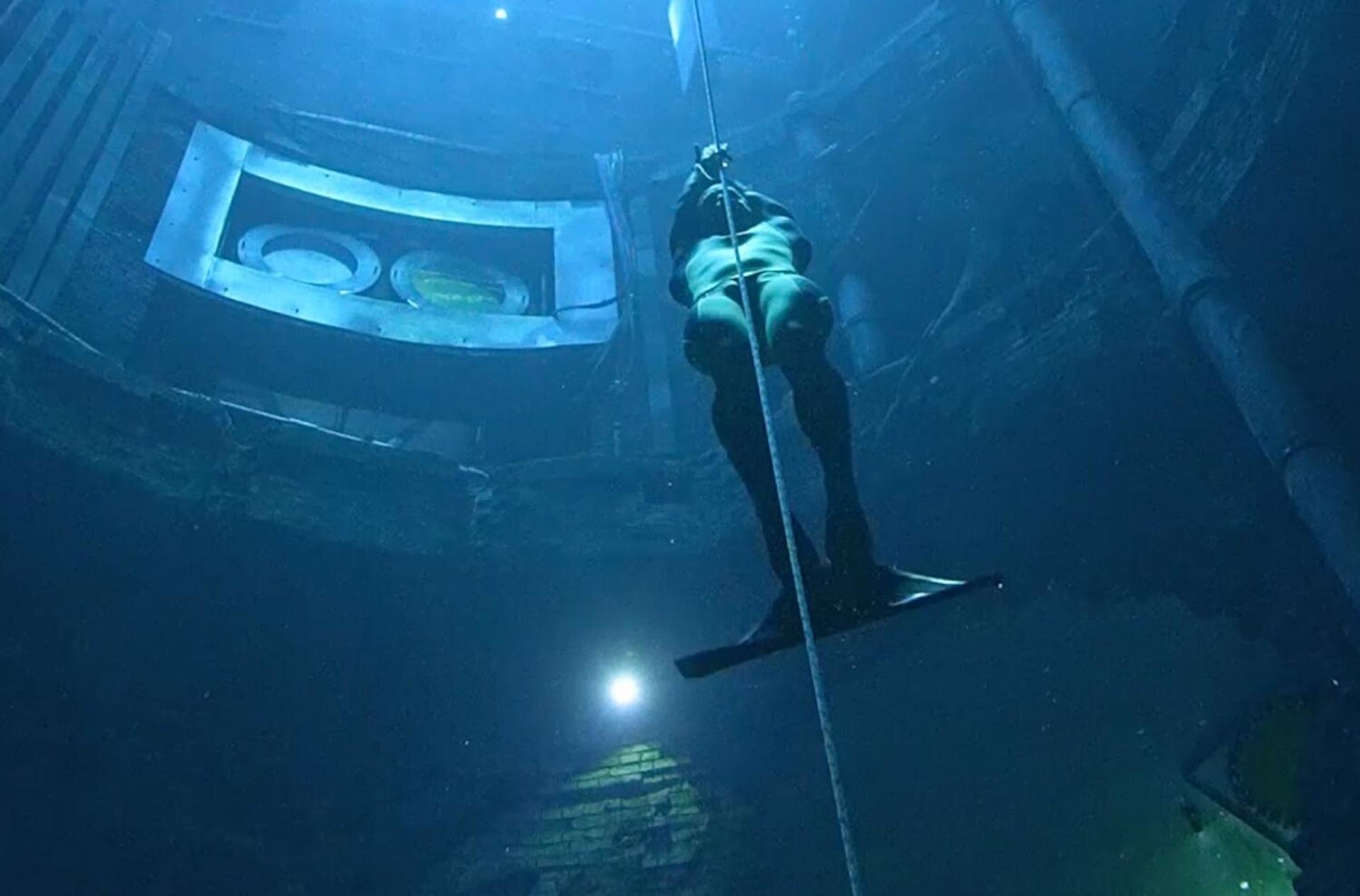 Freediver reaches bottom of deepest pool in the world in 57 seconds
